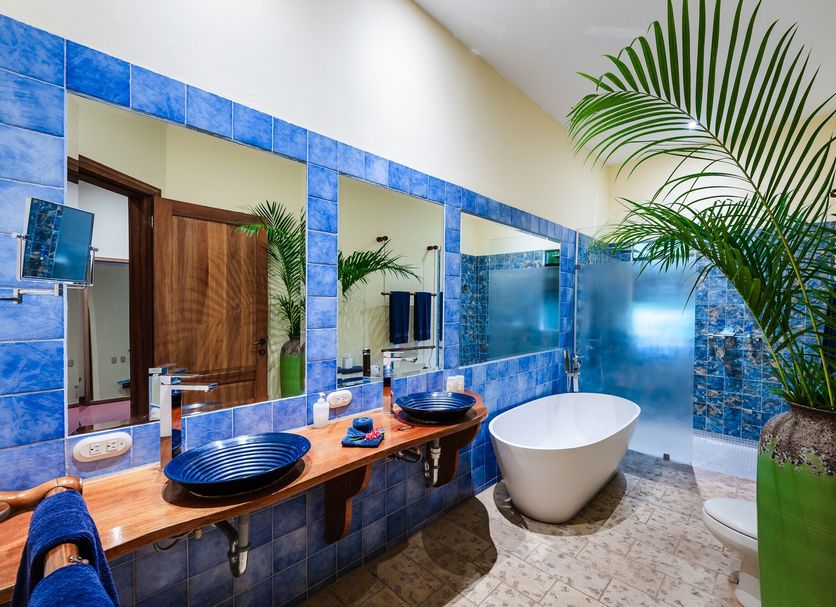 Boutique Hotel Luna Azul bathroom in San Juanillo with twin sinks, freestanding tub and tropical plant decor