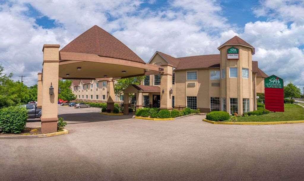 Auberge MacDonald Guest Inn in Iroquois Falls: Reviews, Deals, and Hotel  Rooms on Hotels.com