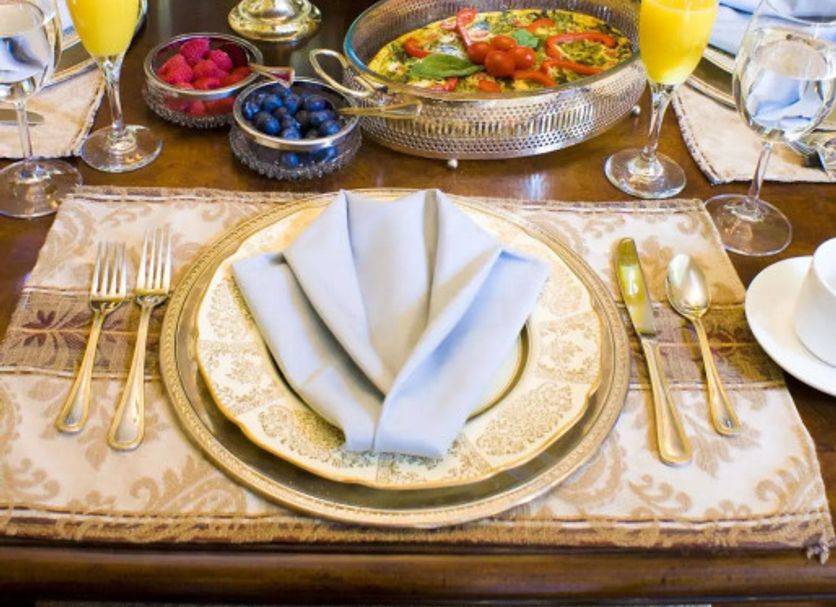 Gatekeeper's Retreat, Niagara-on-the-Lake: elegant breakfast table with orange juice, pastries, fruit, and flowers