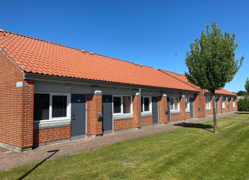 Shell Motel Støvring in Støvring, brick motel building with red tile roof and grassy lawn