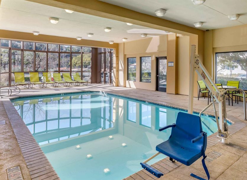 Extended Stay America Suites - San Rafael - Francisco Blvd East indoor pool with lounge chairs