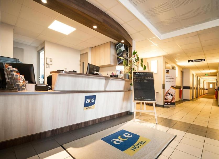 Front desk Photo