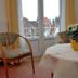 Salzufler Hof, Bad Salzuflen: guest room with table, chairs and window view of rooftops