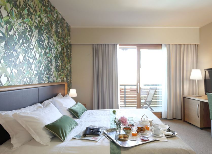 Relais Le Betulle guest room in Conegliano with bed, balcony doors, and breakfast tray