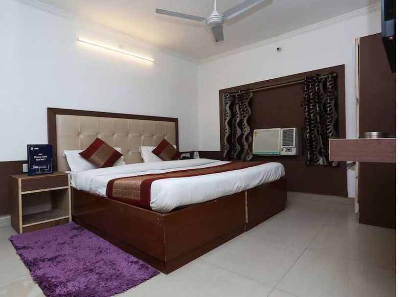 Vishal Hotel Near New Delhi Railway Station room with double bed, ceiling fan and window AC in New Delhi