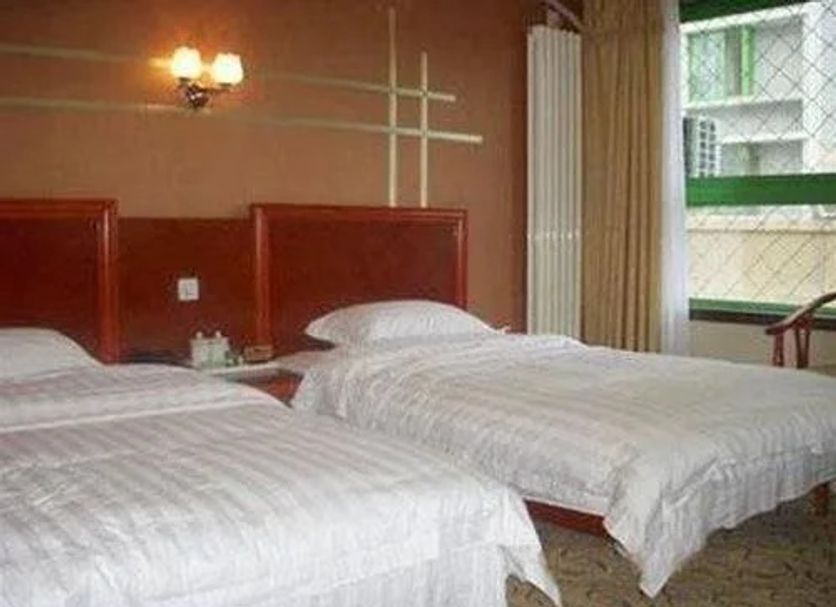 Binhai Mingzhu Hotel Beijing room with two twin beds and a window in Beijing