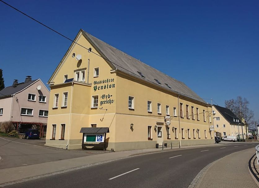 Erbgericht Gaststätte & Pension in Brand-Erbisdorf, yellow street-side hotel exterior