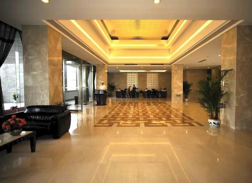 Xiang Ming Holiday Hotel in Huangshan lobby with polished floors, seating area and chandelier lighting
