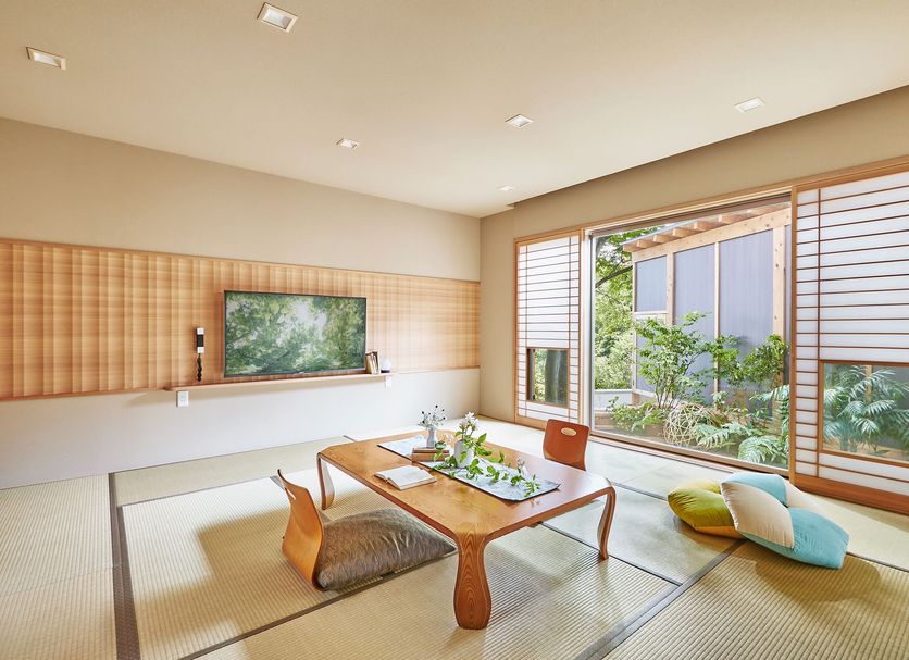 Arima Onsen Motoyu Ryuusenkaku tatami room with low table and garden view in Kobe