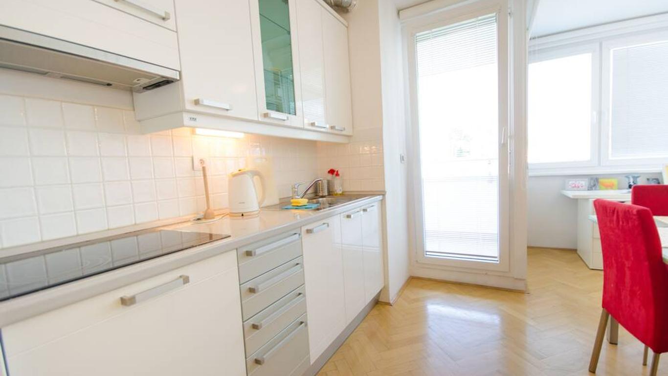 City centre studio with a balcony and free parking