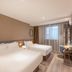 Home Inn Suzhou Mudu Ancient Town Lingyanshan Metro Station guest room with two beds and a desk in Suzhou