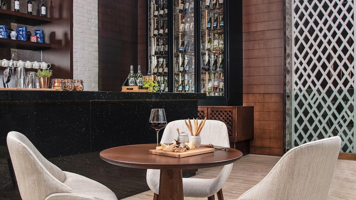 Al Jaddaf Rotana Suite Hotel