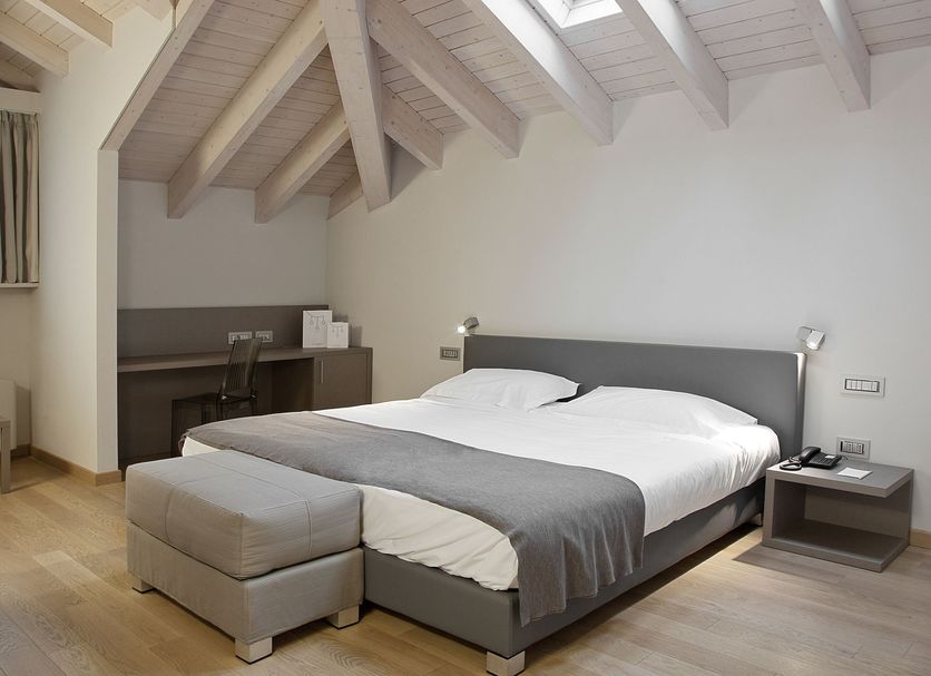 Hotel di Varese room with king bed, desk and vaulted ceiling in Varese