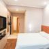 Hi Inn (Xuzhou Yunlong Wanda Plaza) guest room with double bed and wall-mounted TV in Xuzhou