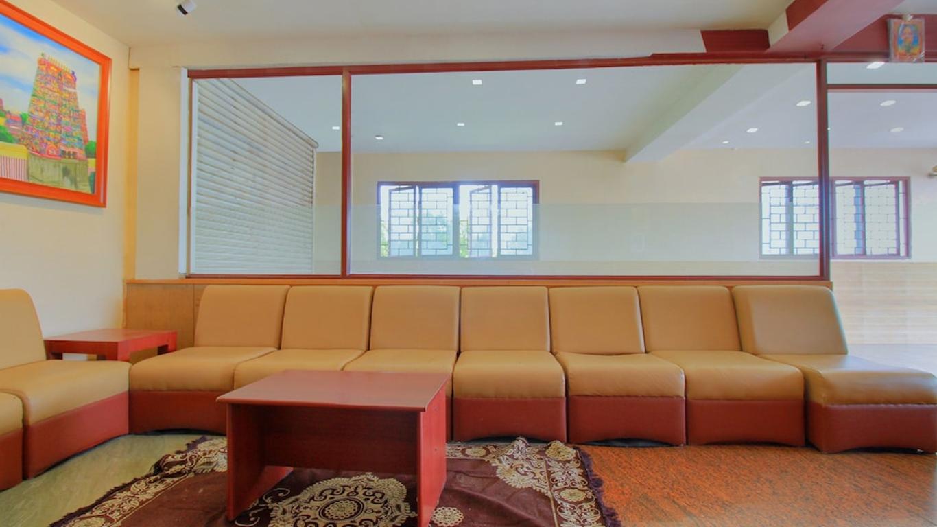 Oyo 11585 Hotel Shreenithi