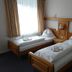 Erbgericht Gaststätte & Pension in Brand-Erbisdorf twin room with two single beds and bedside lamps