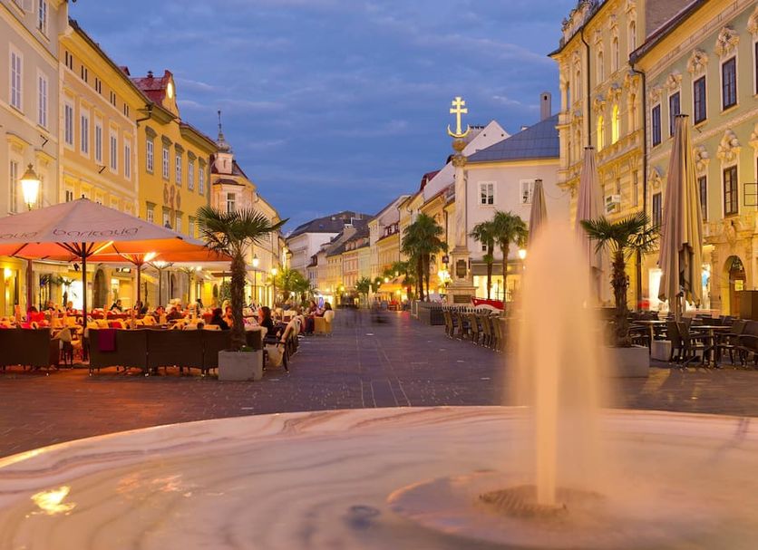 Werzers Hotel Resort Pörtschach in Portschach am Wörthersee, fountain and lively evening plaza