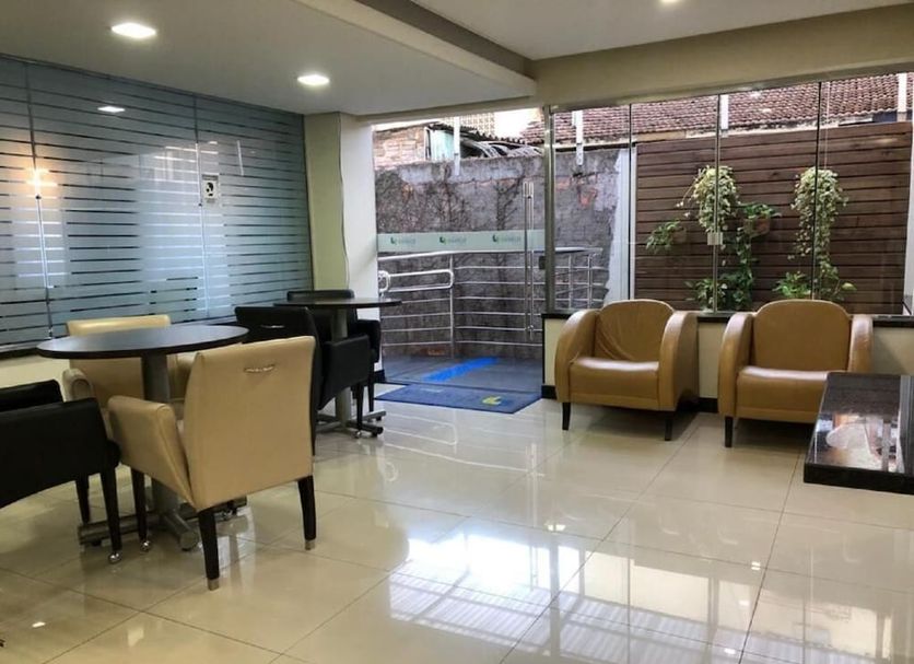 Tri Hotel Centro Chapecó lobby seating area with large windows and outdoor patio view in Chapecó