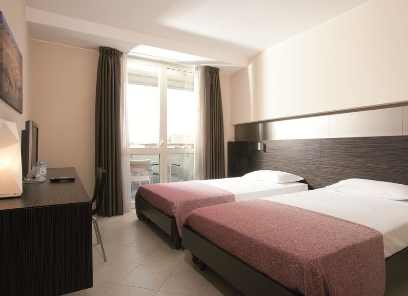Rosso Frizzante, San Prospero: twin room with two beds and balcony window