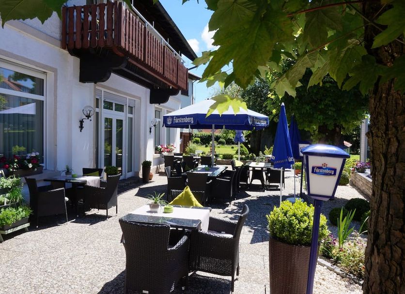 Flair Hotel Grüner Baum in Donaueschingen outdoor terrace with tables, chairs and umbrellas