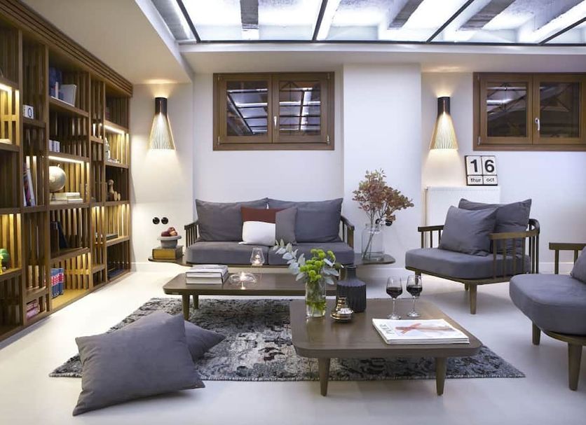 Apollon Library Suites, Nafpaktos: stylish lounge with bookshelves, sofas, coffee tables and skylights