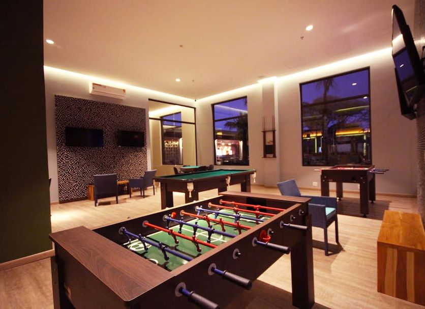 Hot Beach Resort in Olímpia game room with foosball tables and a pool table