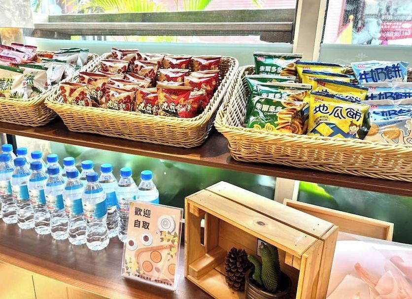 Hotel Elizabeth in Taichung City snack and beverage station with bottled water and packaged snacks