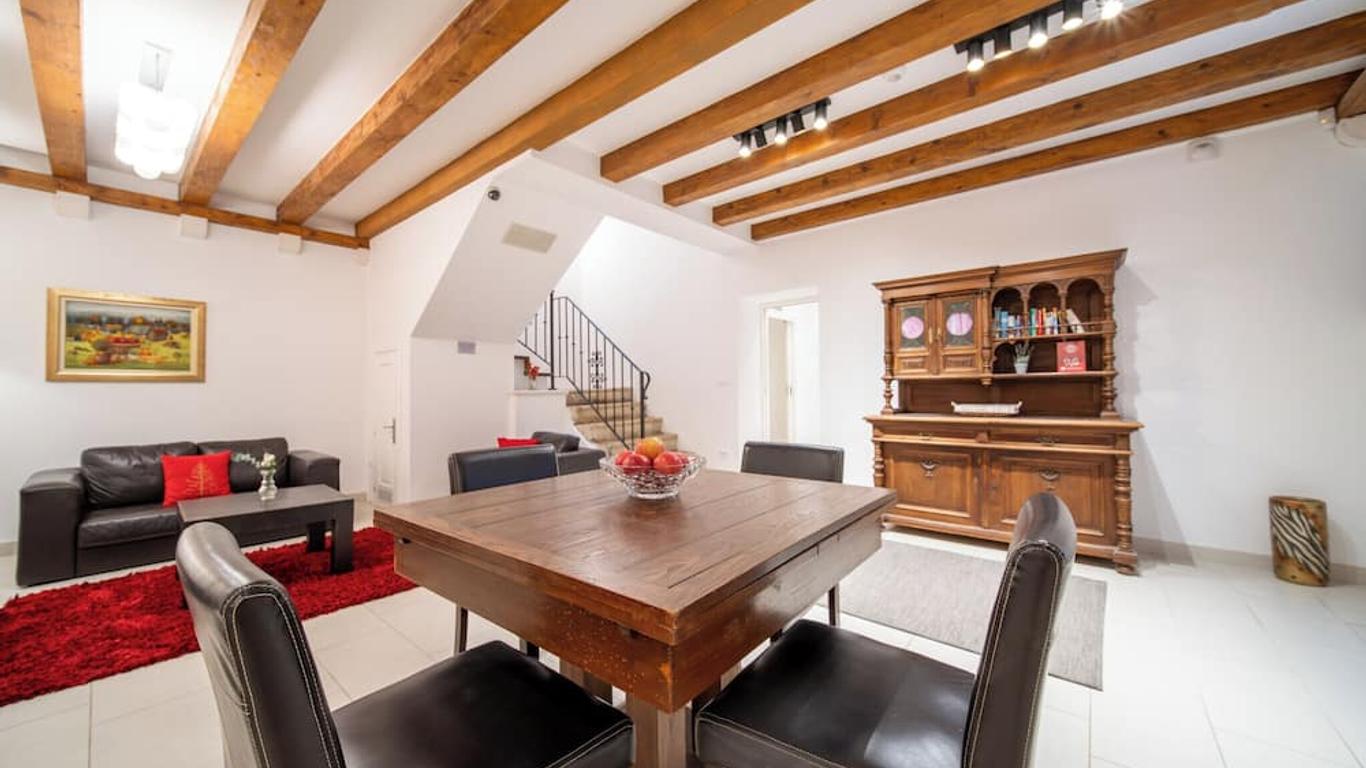 Celenga Apartments with free offsite parking