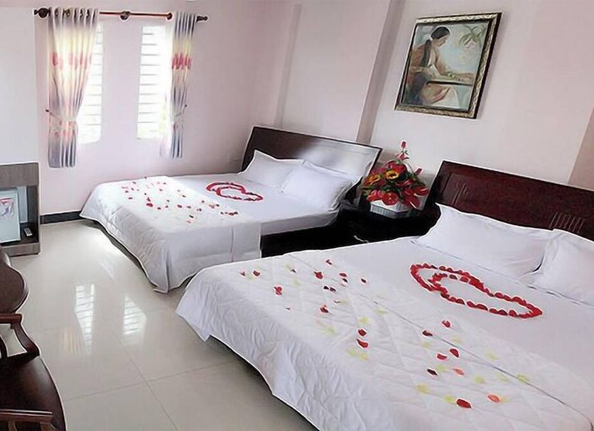 Ban Mai Hotel 66 in Phan Thiet: twin beds with rose petals in a simple guest room
