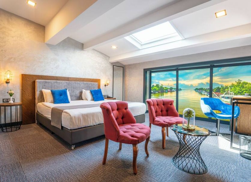 Hotel On7 Sakarya in Adapazarı guest room with skylight, balcony view, and colorful chairs