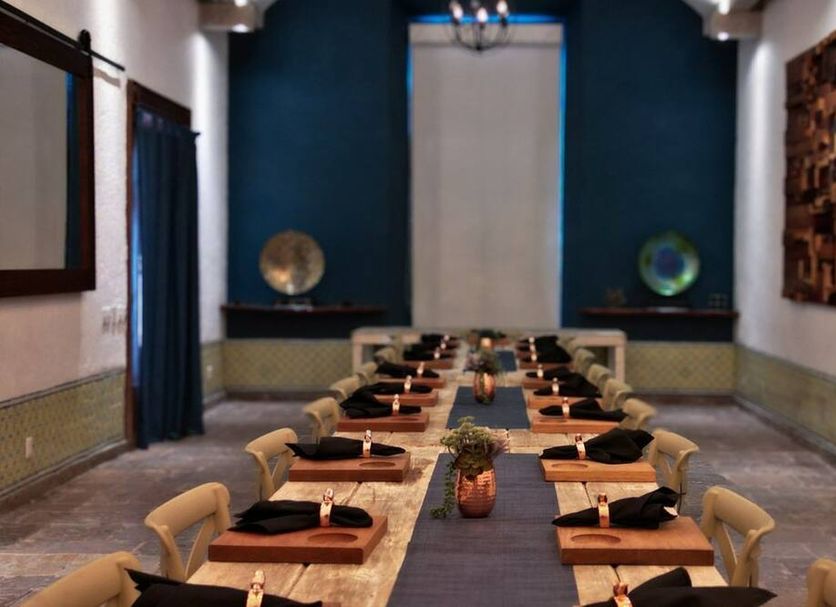 Doña Urraca Hotel & Spa in Santiago de Querétaro: long dining table in a stylish private room