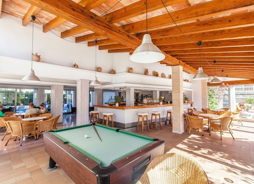 Hotel Bella Mar in Cala Ratjada with covered terrace, pool table and bar seating