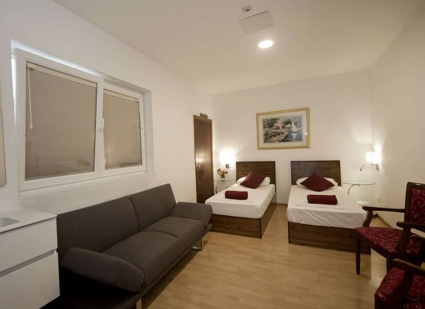 Marco Polo Party Hostel, St. Julian's: twin room with sofa, dresser and window