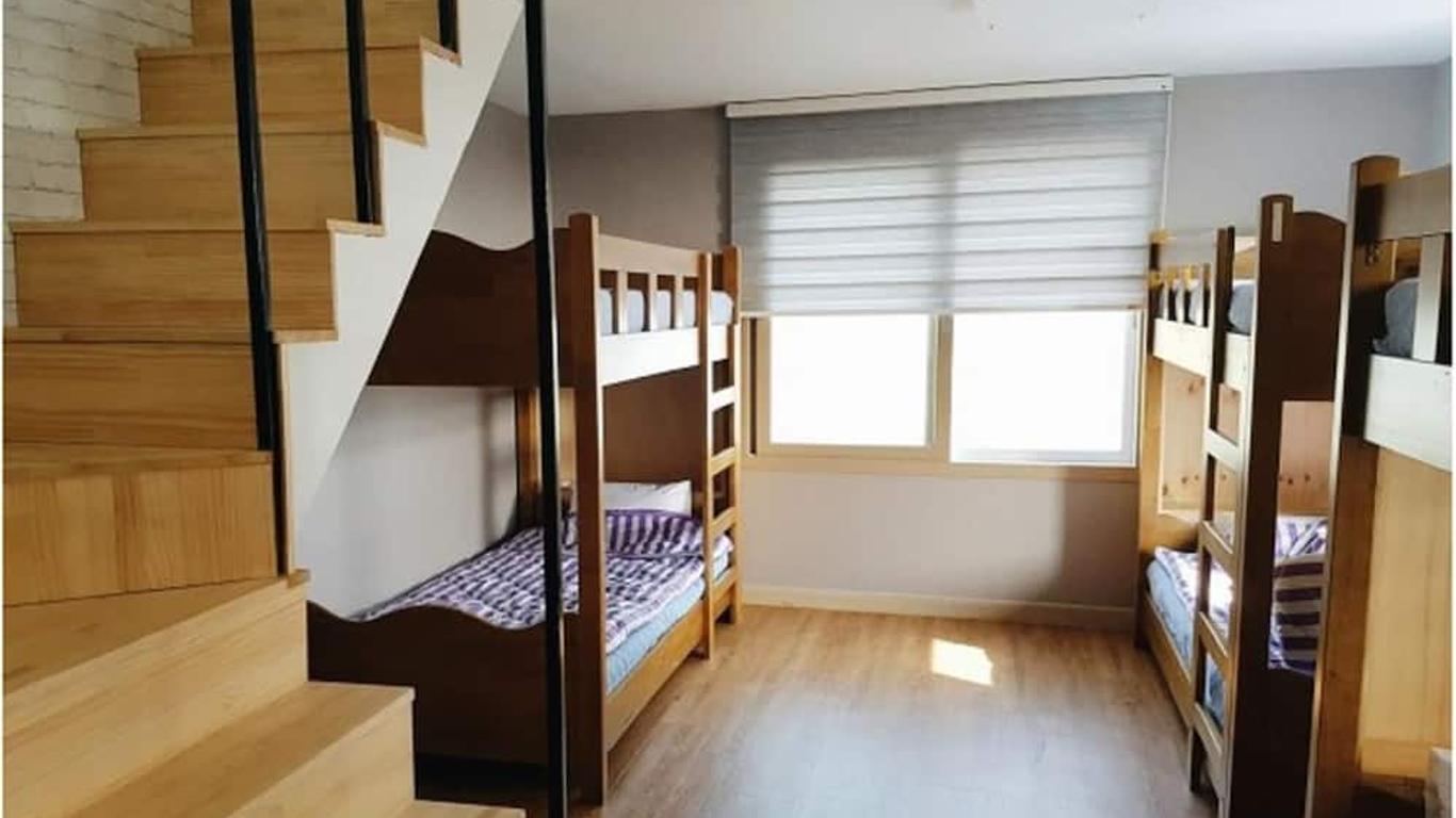 Two Wheels Pension & Guesthouse - Hostel