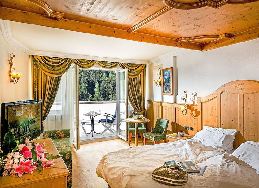 Diamant Spa Resort, Santa Cristina Valgardena: cozy room with balcony and mountain view