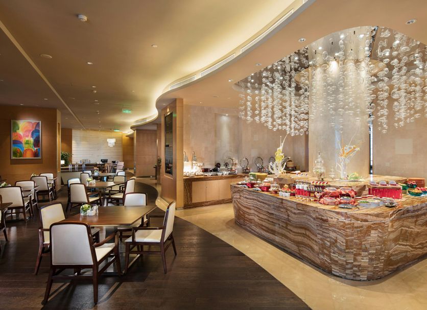 DoubleTree by Hilton Xiamen Wuyuan Bay restaurant with buffet counter and dining tables in Xiamen