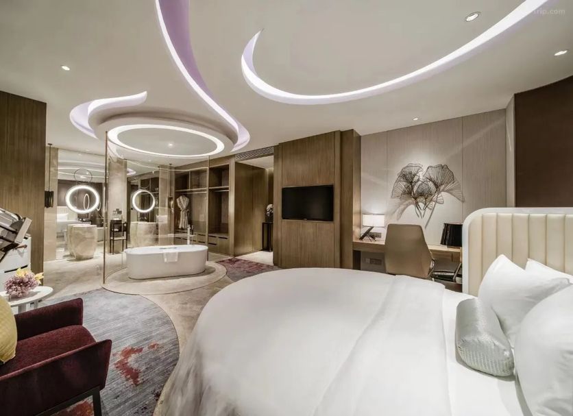 Golden Eagle Summit Hotel Kunshan in Suzhou: luxurious suite with freestanding tub and modern seating area