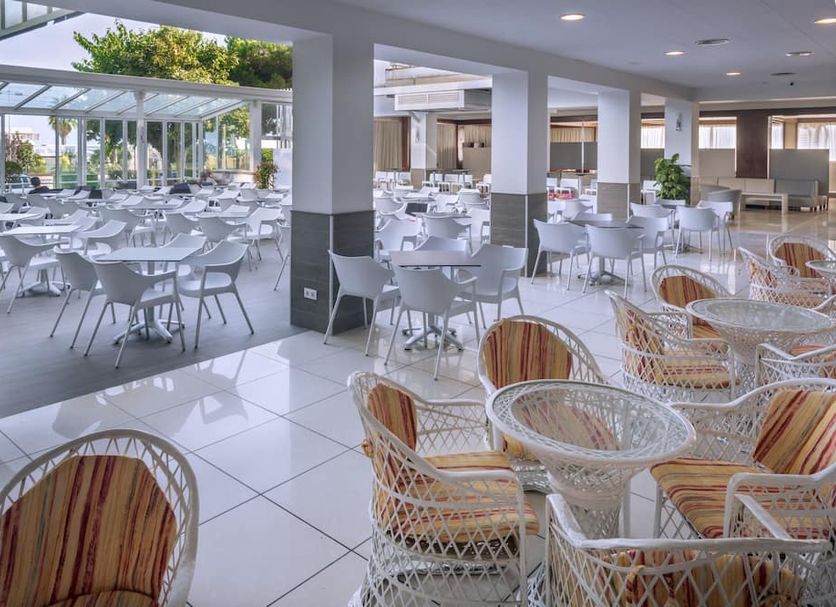 Hotel Sorra Daurada Splash in Malgrat de Mar outdoor dining area with white tables and wicker chairs