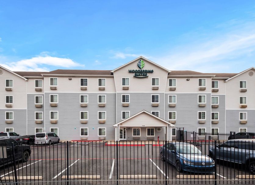 Woodspring Suites San Antonio South exterior with parking lot in San Antonio