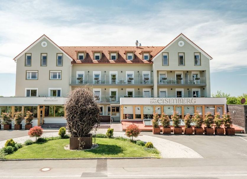 Das Eisenberg hotel in Sankt Martin an der Raab with a landscaped entrance and balconies