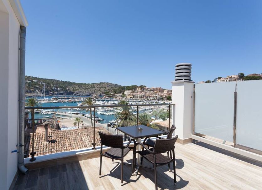 FERGUS Style Soller Beach terrace with table, chairs and harbor view in Port de Sóller