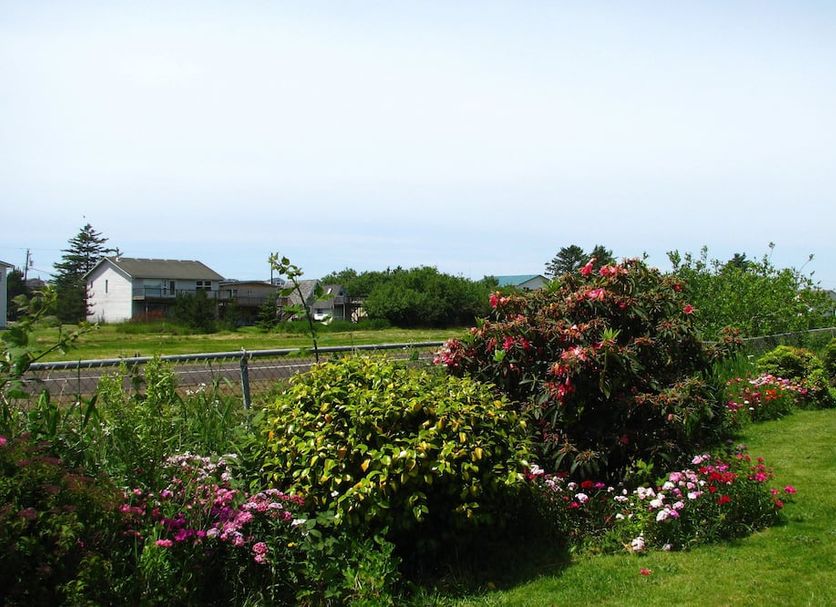 Pacific City Inn in Pacific City with ocean-view garden and landscaped flower beds