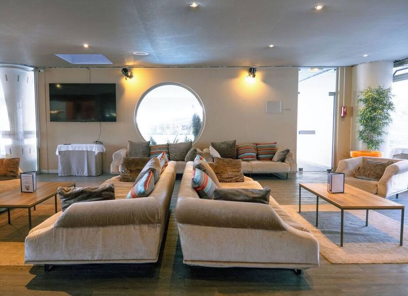 Club Vacances Bleues Les Jardins De l'Atlantique lounge with round window and modern seating, Talmont-Saint-Hilaire