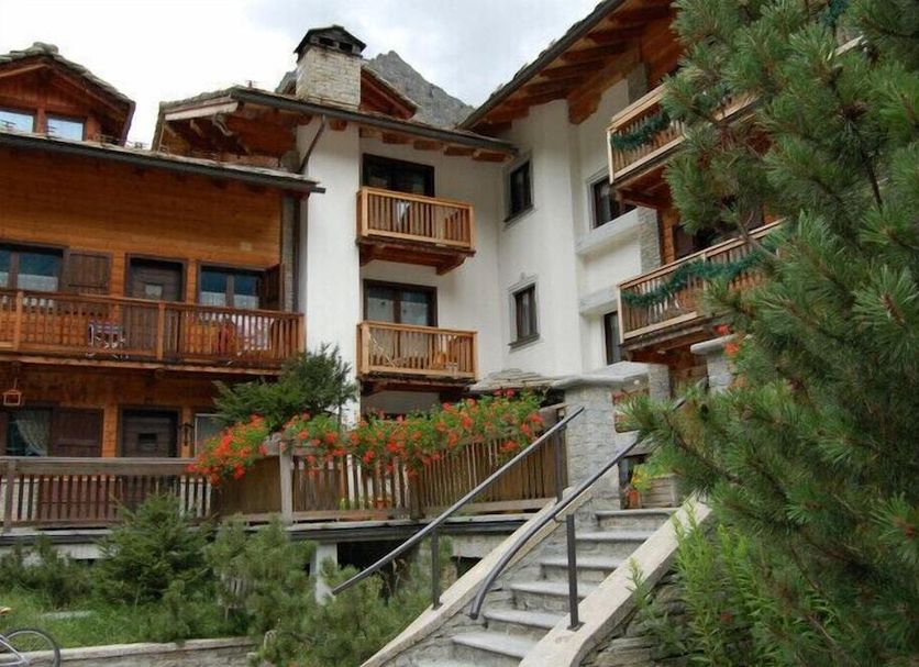 Residence Ruetoreif in Gressoney-Saint-Jean with alpine chalet-style balconies and mountain greenery