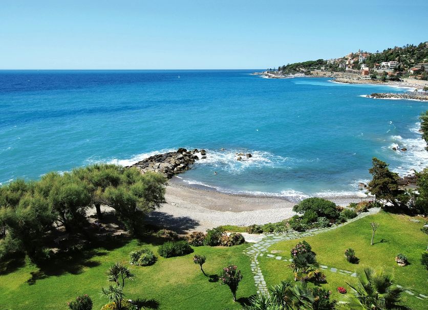 Grand Hotel del Mare Resort & Spa in Bordighera overlooking a turquoise bay and lush seaside lawn
