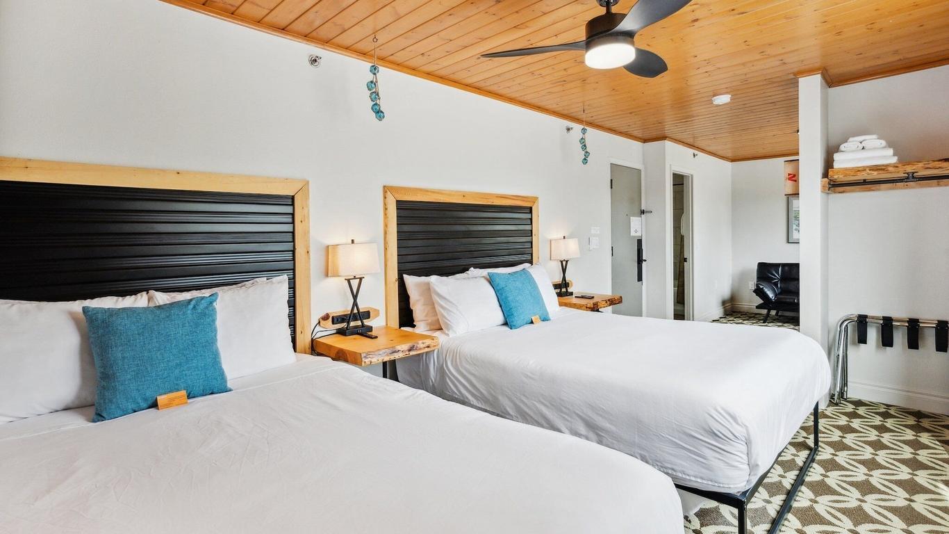 Highliner Hotel - Deluxe Double Queen with Mountain View