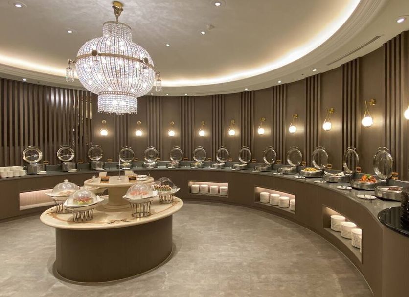 Monarch Plaza Hotel, Taoyuan City: elegant hotel buffet dining room with chandelier and curved serving counters