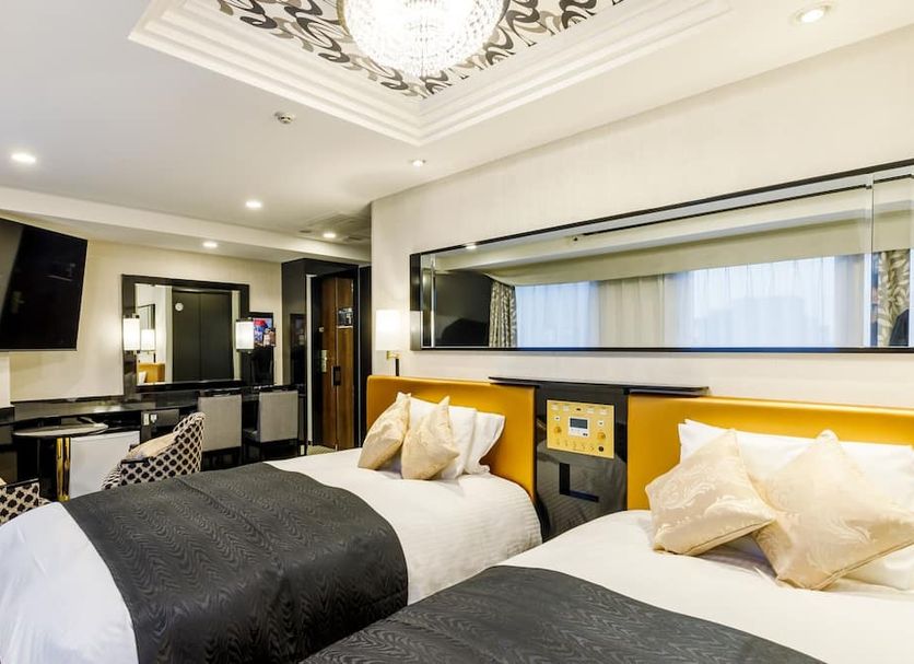 Apa Hotel & Resort Roppongi Ekihigashi in Tokyo guest room with twin beds and a wall mirror