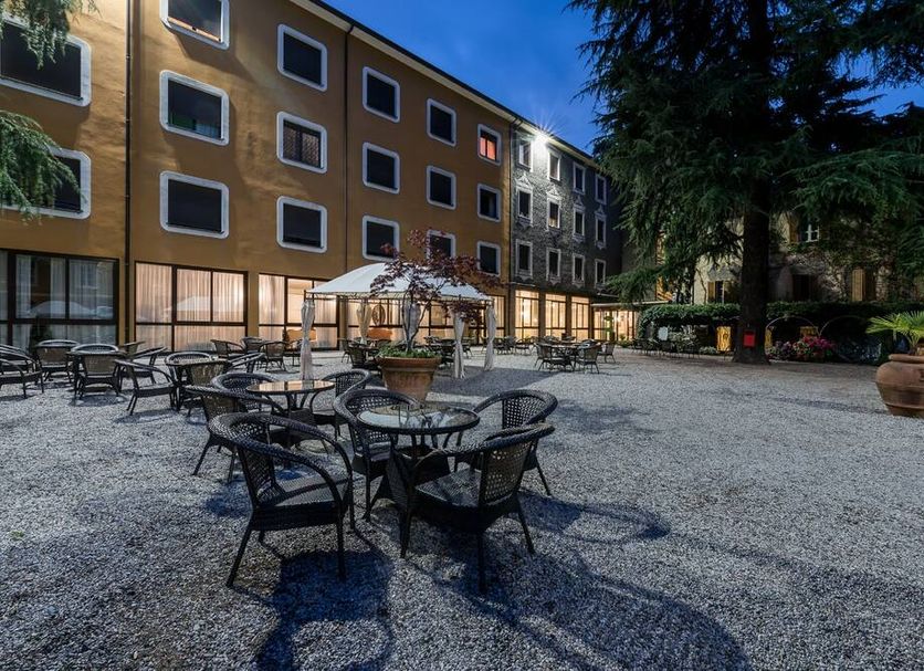 Hotel San Pancrazio in Trescore Balneario courtyard with outdoor tables and chairs