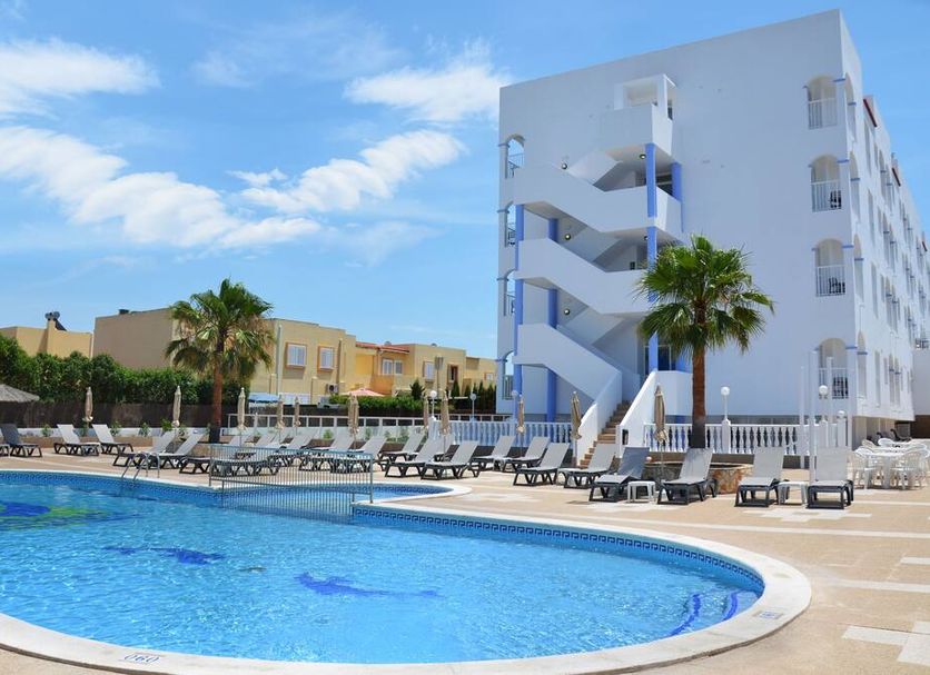 Aparthotel Vibra San Marino in Sant Antoni de Portmany with outdoor pool, loungers and palm trees